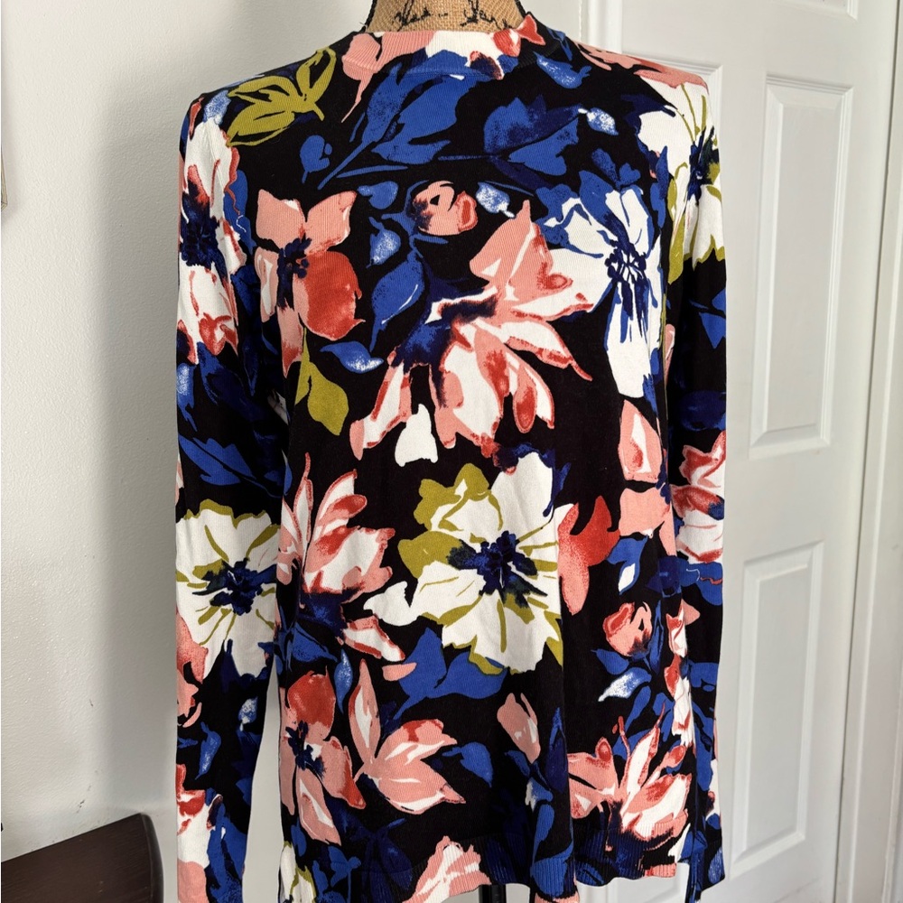 525 america Women Light Weight sweater Floral Size L Rayon‎